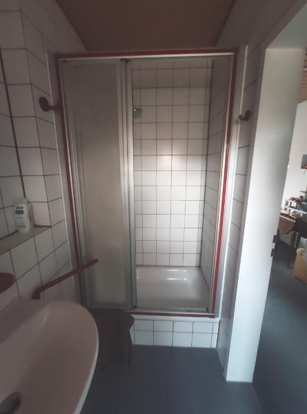 Bad mit Dusche und Fenster Bild 2