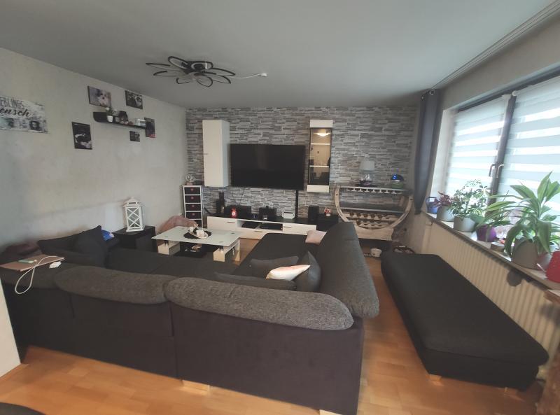 Wohn- /Esszimmer mit Zugang zu Terrasse und Gartenanteil Bild 2