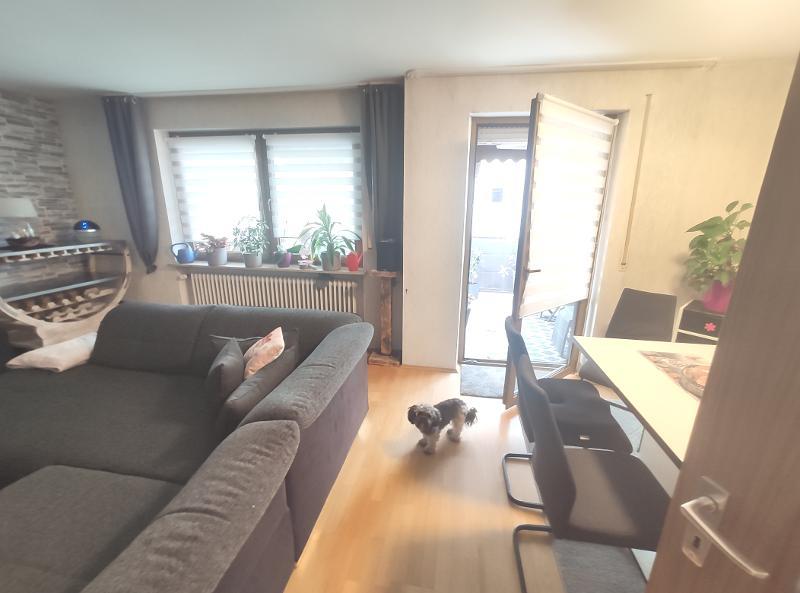 Wohn- /Esszimmer mit Zugang zu Terrasse und Gartenanteil Bild 1