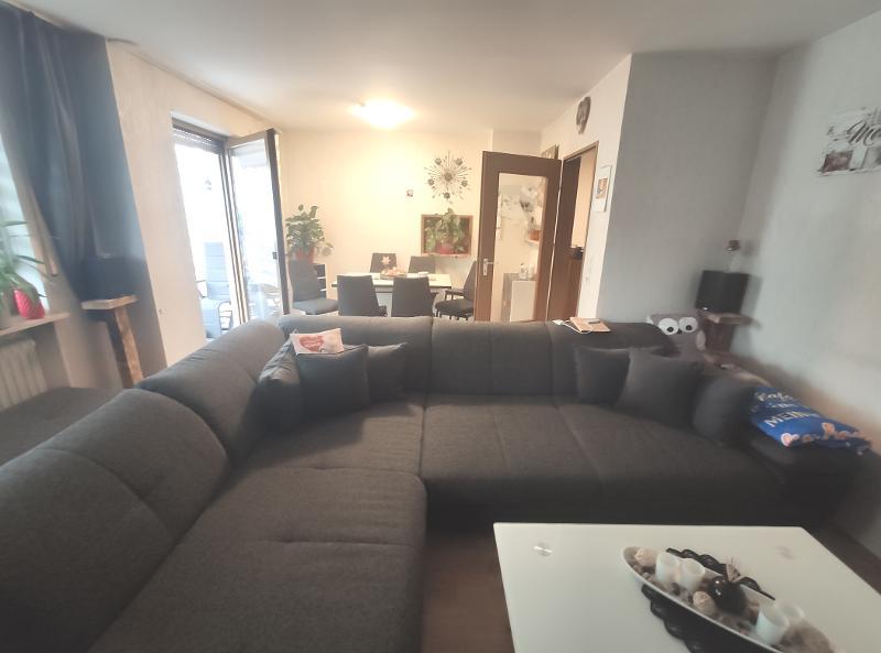 Wohn- /Esszimmer mit Zugang zu Terrasse und Gartenanteil Bild 3
