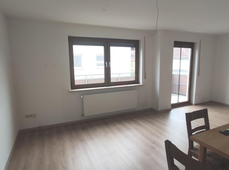 Wohn- /Esszimmer mit Zugang zum Balkon Bild 4