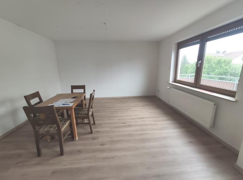 Wohn- /Esszimmer mit Zugang zum Balkon Bild 2