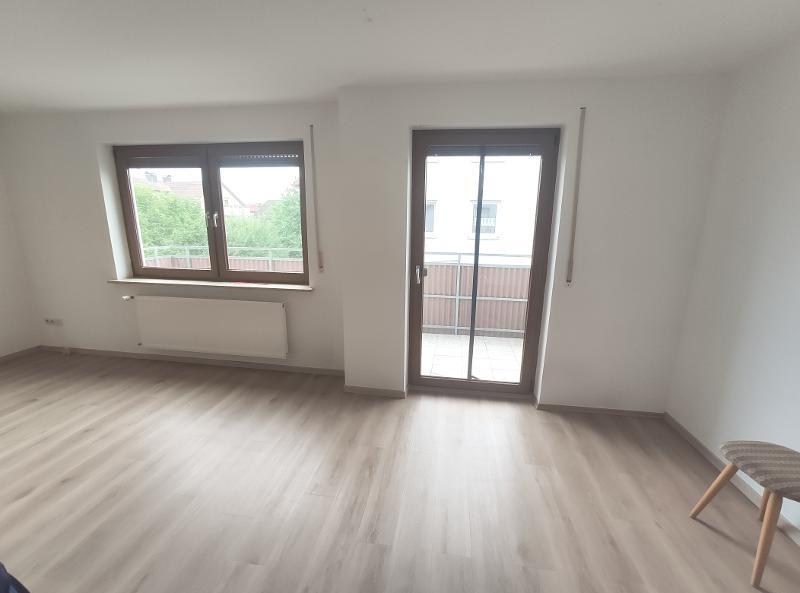 Wohn- /Esszimmer mit Zugang zum Balkon Bild 1