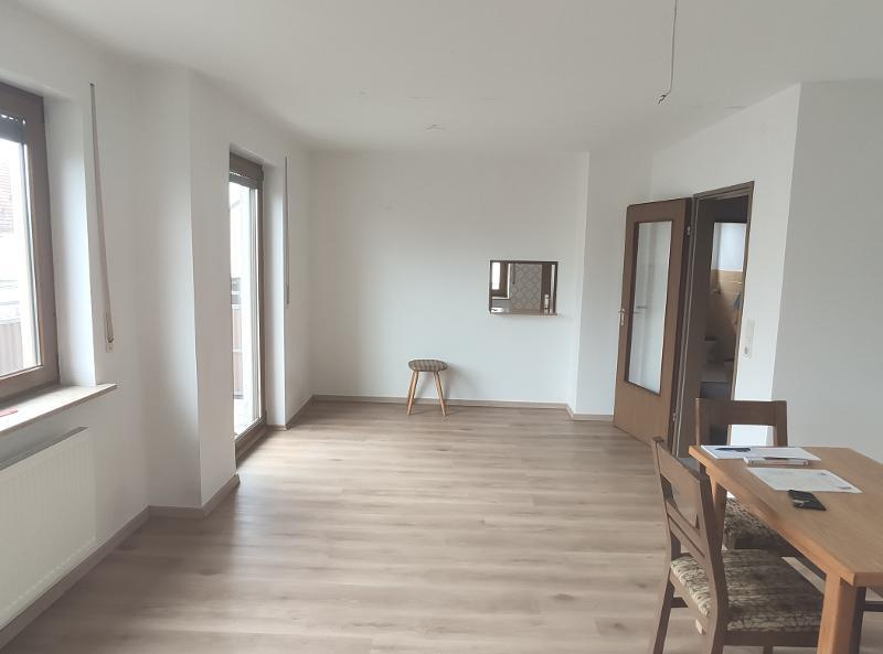 Wohn- /Esszimmer mit Zugang zum Balkon Bild 3
