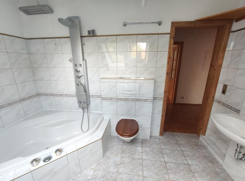 Bad mit Badewanne und Waschmaschinenanschluss Bild 3