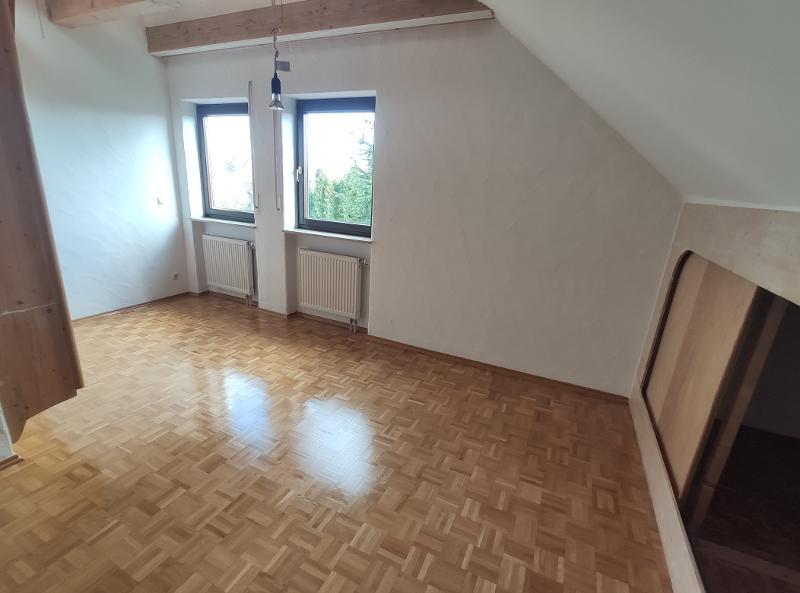 Schlafzimmer mit Zugang zum Dachbodenraum Bild 1