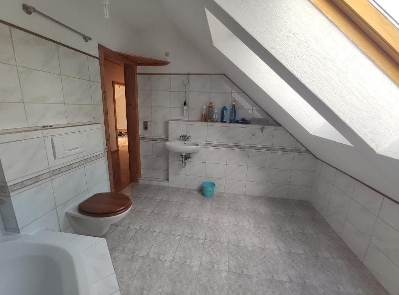 Bad mit Badewanne und Waschmaschinenanschluss Bild 4