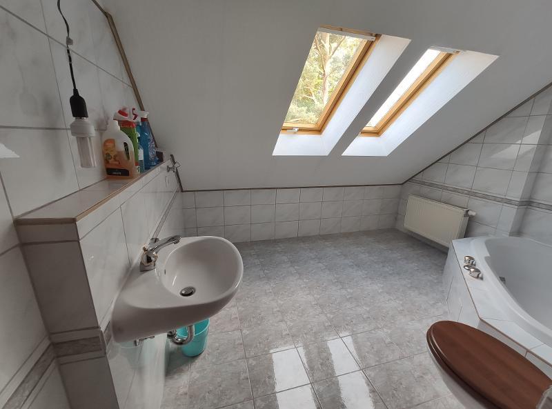 Bad mit Badewanne und Waschmaschinenanschluss Bild 1