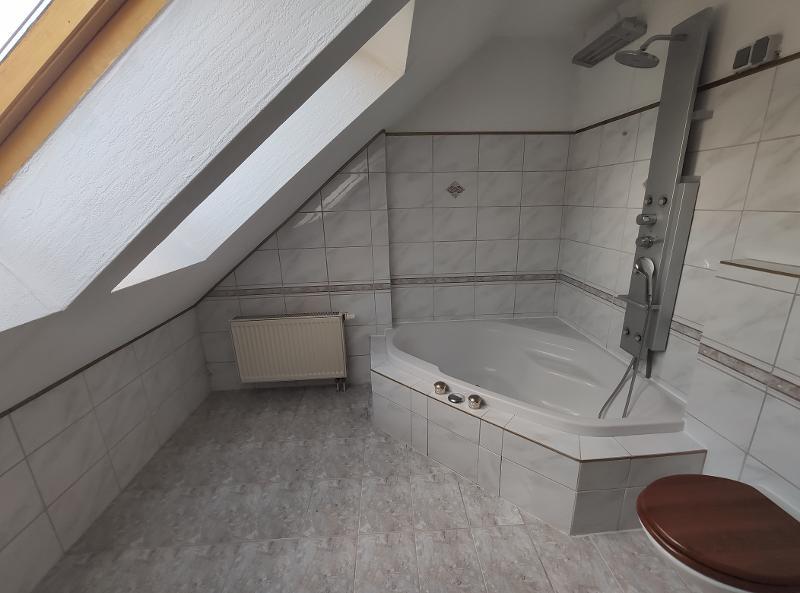 Bad mit Badewanne und Waschmaschinenanschluss Bild 2