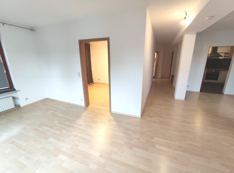 Wohn- /Essbereich mit Zugang zum Balkon Bild 5