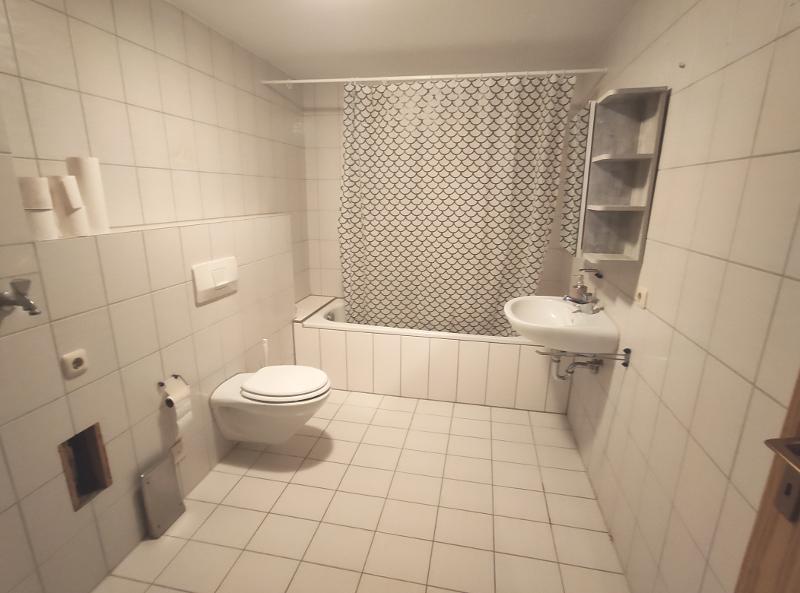 Bad mit Badewanne und Waschmaschinenanschluss Bild 3