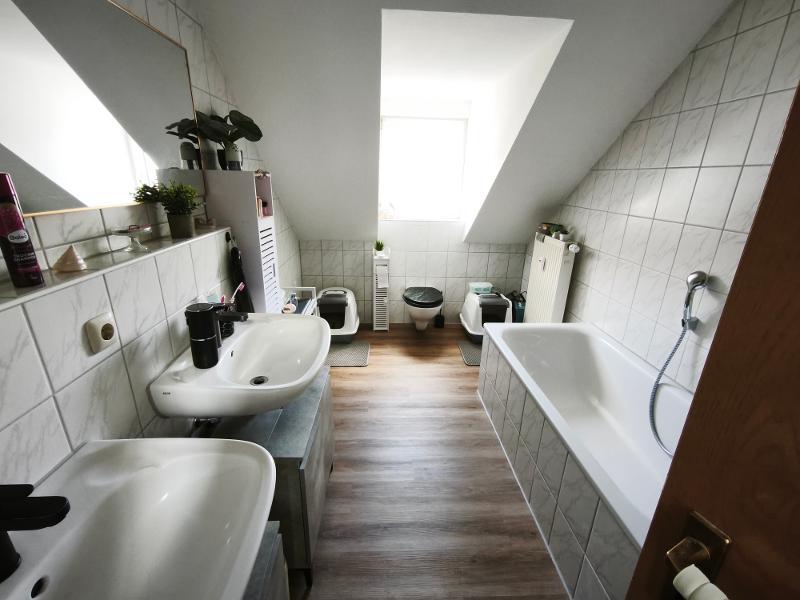 moderne 3 Zi. DG (2. OG) Wohnung mit Balkon und KFZ-Stellplatz - Foto 5
