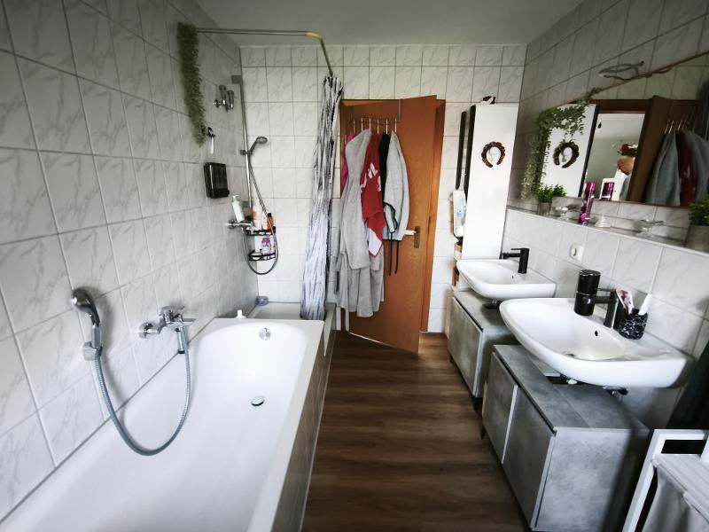 moderne 3 Zi. DG (2. OG) Wohnung mit Balkon und KFZ-Stellplatz - Foto 4