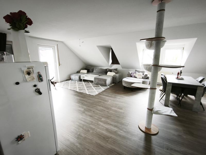 moderne 3 Zi. DG (2. OG) Wohnung mit Balkon und KFZ-Stellplatz - Photo 2