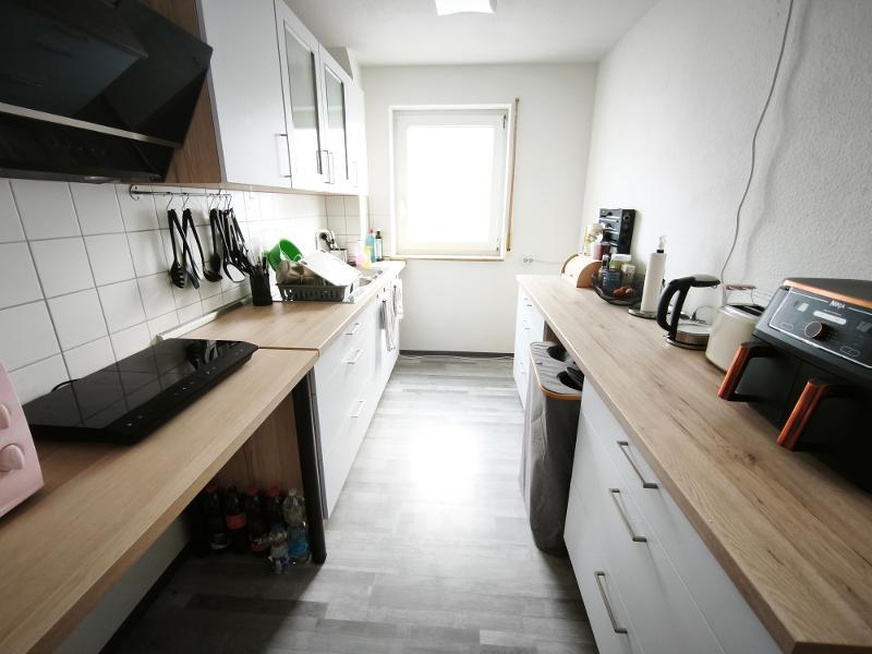 moderne 3 Zi. DG (2. OG) Wohnung mit Balkon und KFZ-Stellplatz - Foto 2
