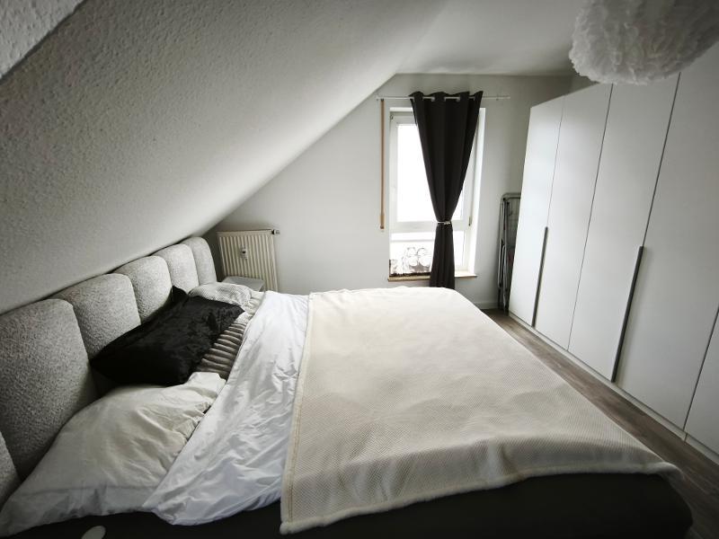 moderne 3 Zi. DG (2. OG) Wohnung mit Balkon und KFZ-Stellplatz - Photo 4