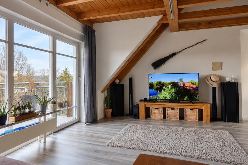 3 Zi. DG (2. OG) Wohnung mit 2 Bädern, Balkon und 2 Stellplätzen - Photo 2