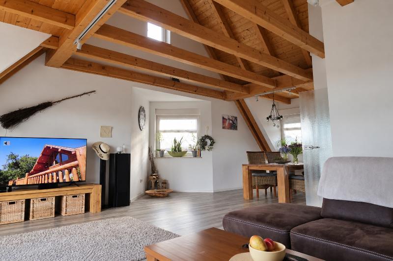 3 Zi. DG (2. OG) Wohnung mit 2 Bädern, Balkon und 2 Stellplätzen - Photo 5