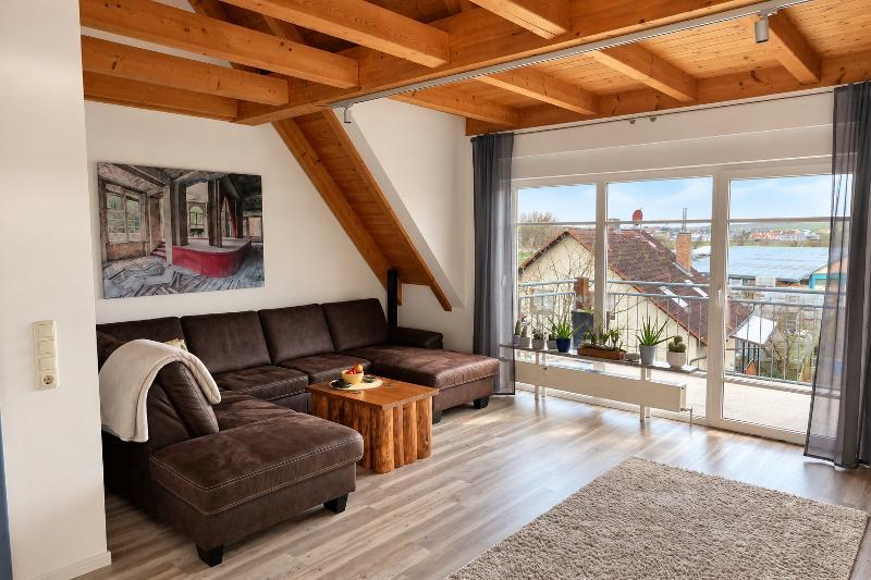 3 Zi. DG (2. OG) Wohnung mit 2 Bädern, Balkon und 2 Stellplätzen - Photo 1
