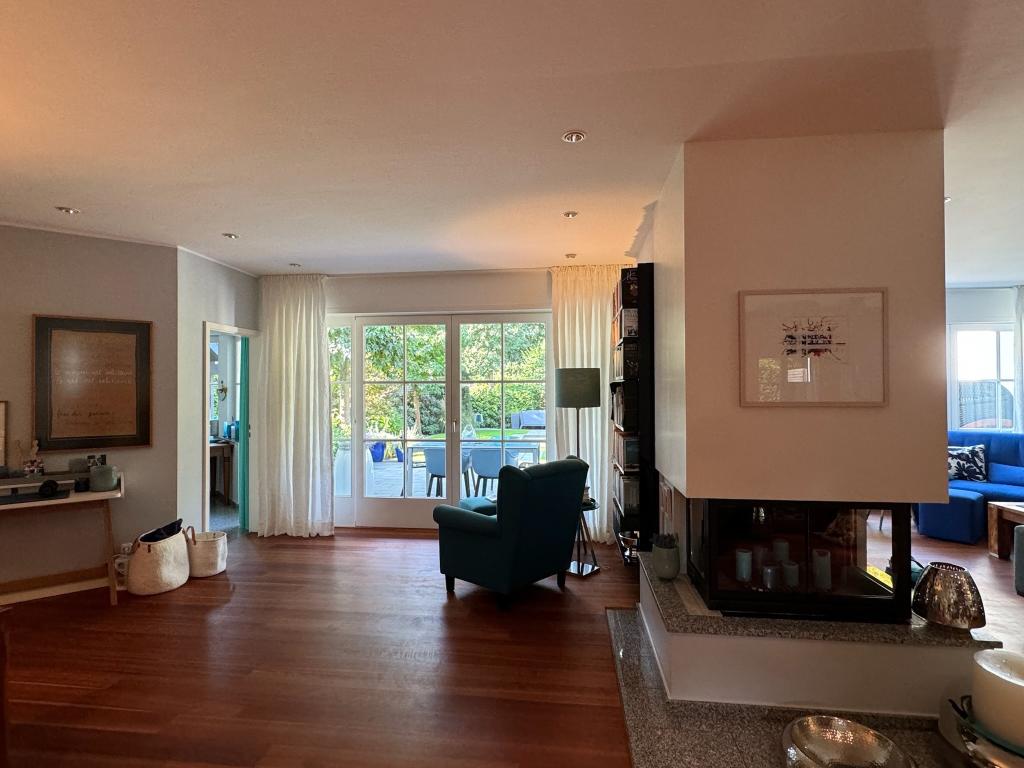 Blick zur Terrasse und Kücheneingang