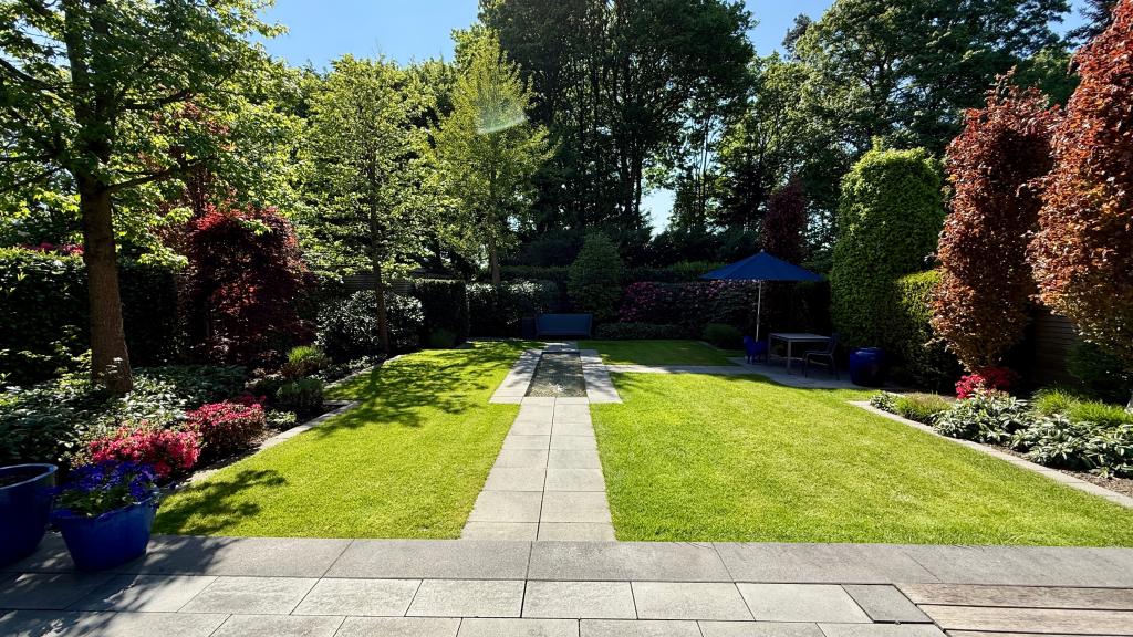 Blick in den wunderschönen Garten