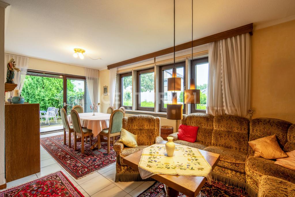 Wohnzimmer mit Zugang zur Terrasse und Garten