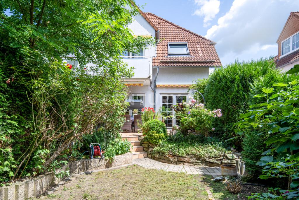 Garten mit Hausansicht