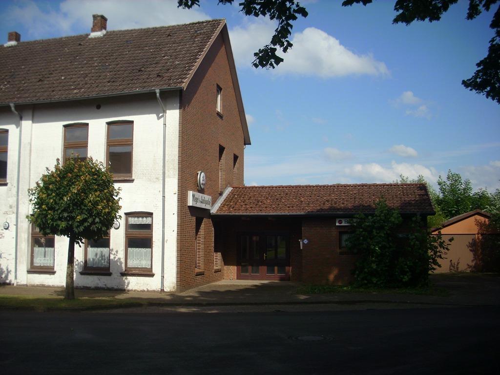 Front mit Kegelbahnanbau rechts und Doppelgarage.JPG