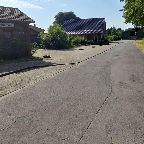 Parkplätze neben dem Gebäude.jpg
