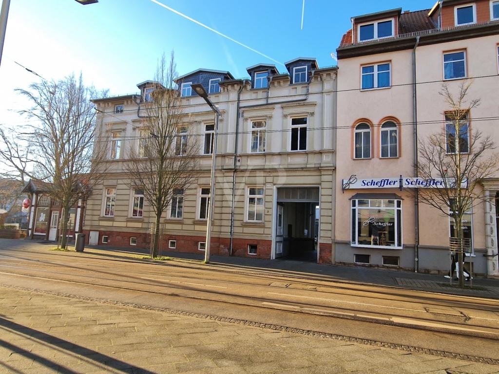 Ansicht Straßenseite mit Tordurchfahrt Zugang ETW