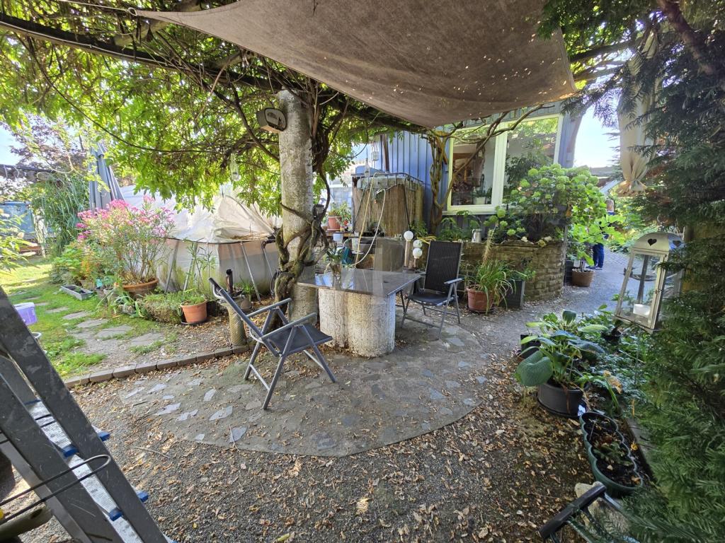 Ansicht Gartensitzplatz mit Blick auf Wintergarten