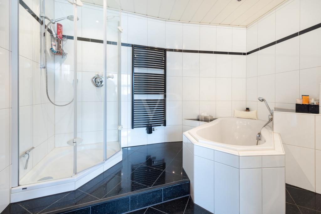 Badezimmer mit Dusche und Badewanne