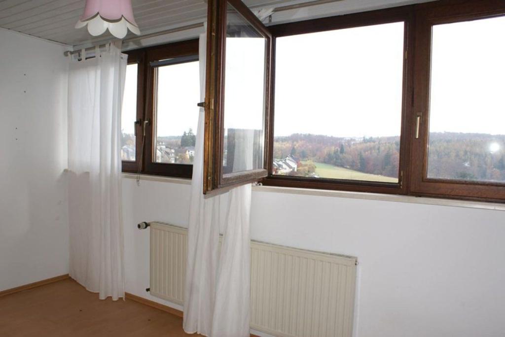 Helle 4 Zimmer Wohnung mit Balkon, ihr Sprung in ein neues Wohngefühl ! - Photo 3