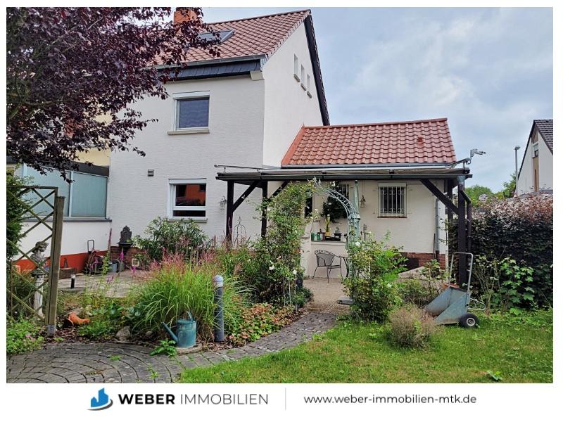 Blick vom Garten auf die Hausrückseite