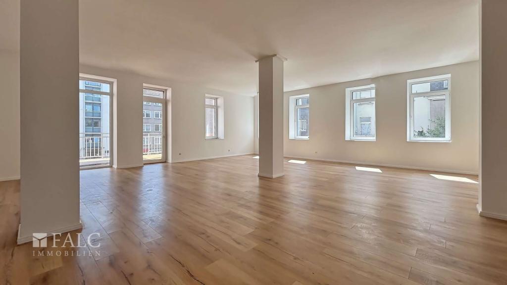 Wohnzimmer mit Balkon