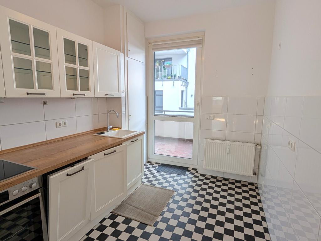 Küche mit Zugang zum Balkon