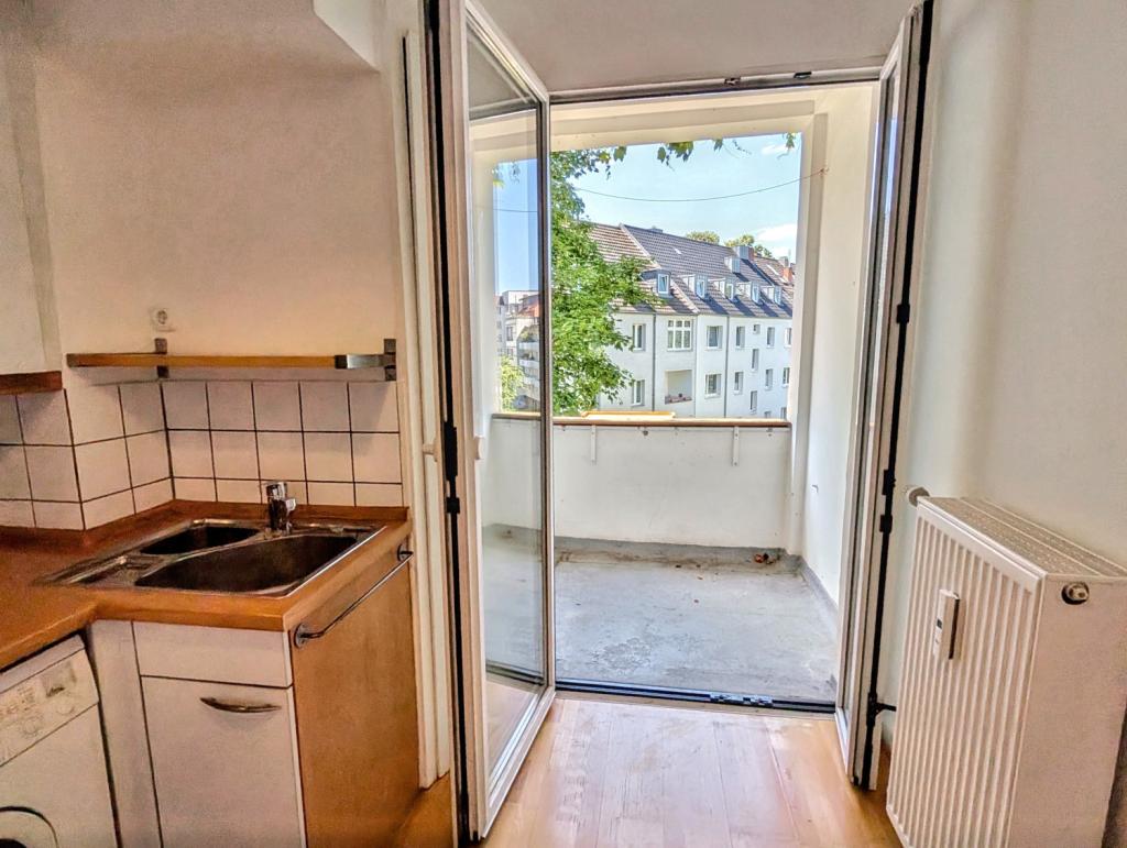 Küche mit Zugang zur Loggia