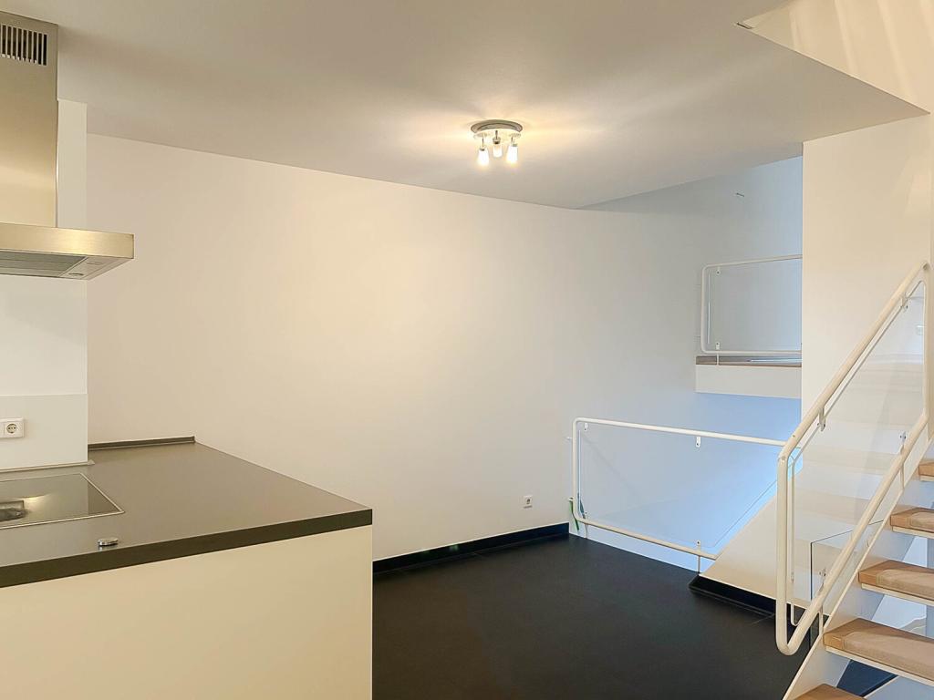 Wohnen im Split-Level-Stil mit besonderem Raumgefühl, Kamin und idyllischem Gartenteich - Photo 4