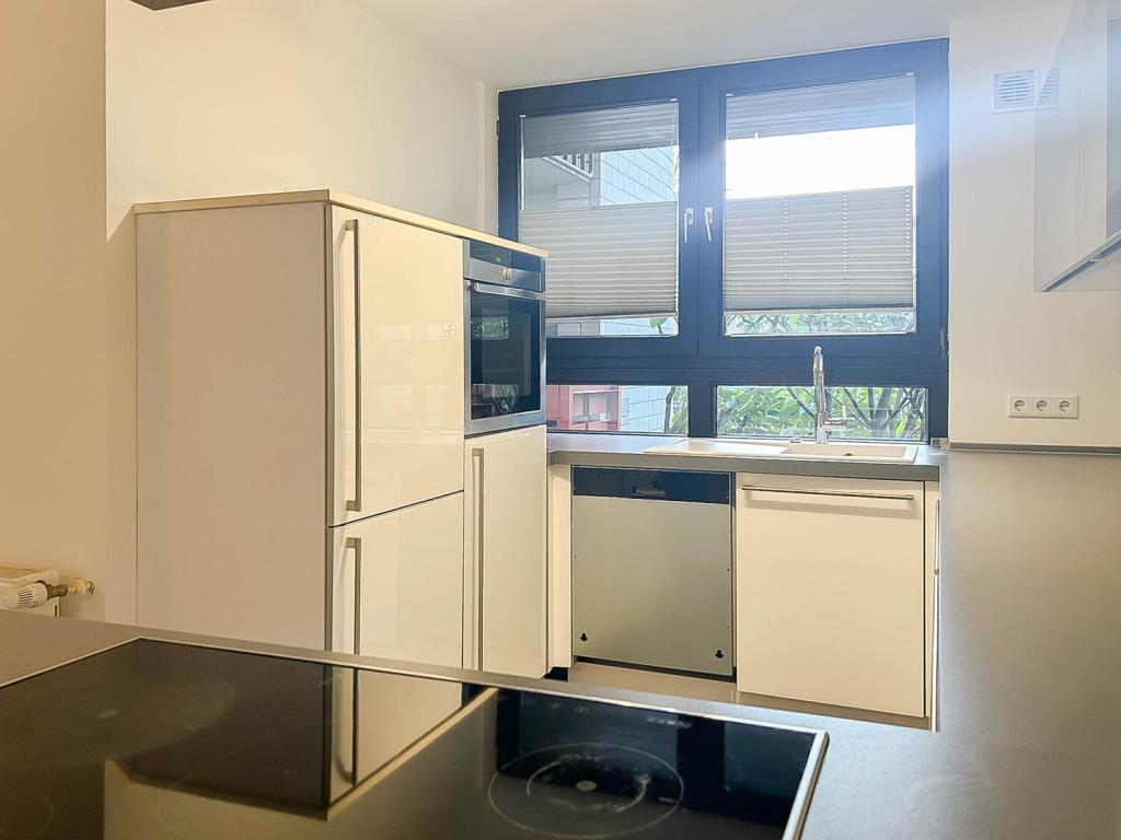 Wohnen im Split-Level-Stil mit besonderem Raumgefühl, Kamin und idyllischem Gartenteich - Photo 2