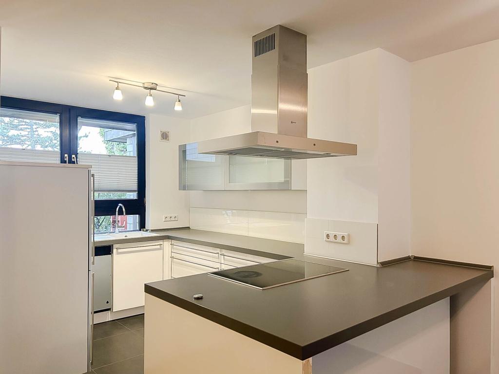 Wohnen im Split-Level-Stil mit besonderem Raumgefühl, Kamin und idyllischem Gartenteich - Photo 3