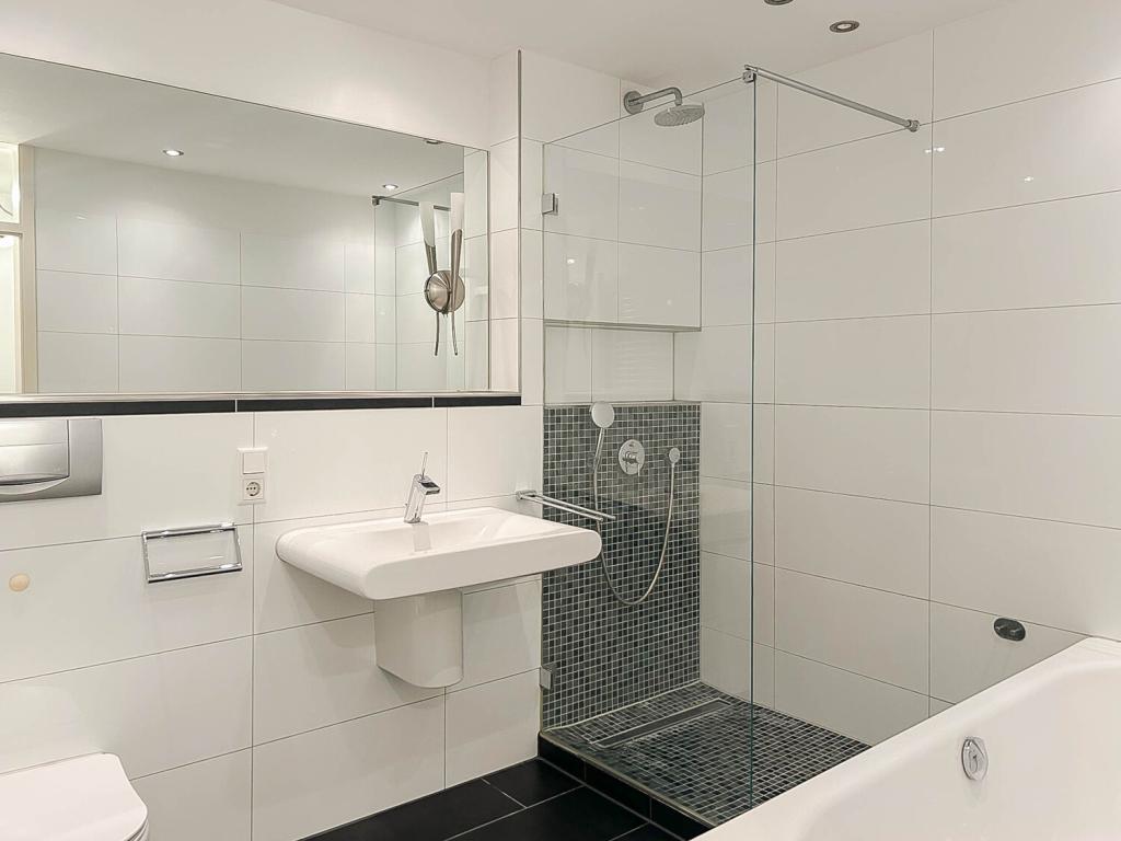 Wohnen im Split-Level-Stil mit besonderem Raumgefühl, Kamin und idyllischem Gartenteich - Photo 5