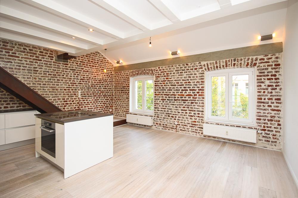 Traumhaftes Dachgeschoss-Loft mit offener Galerie und Einbauküche - Photo 3