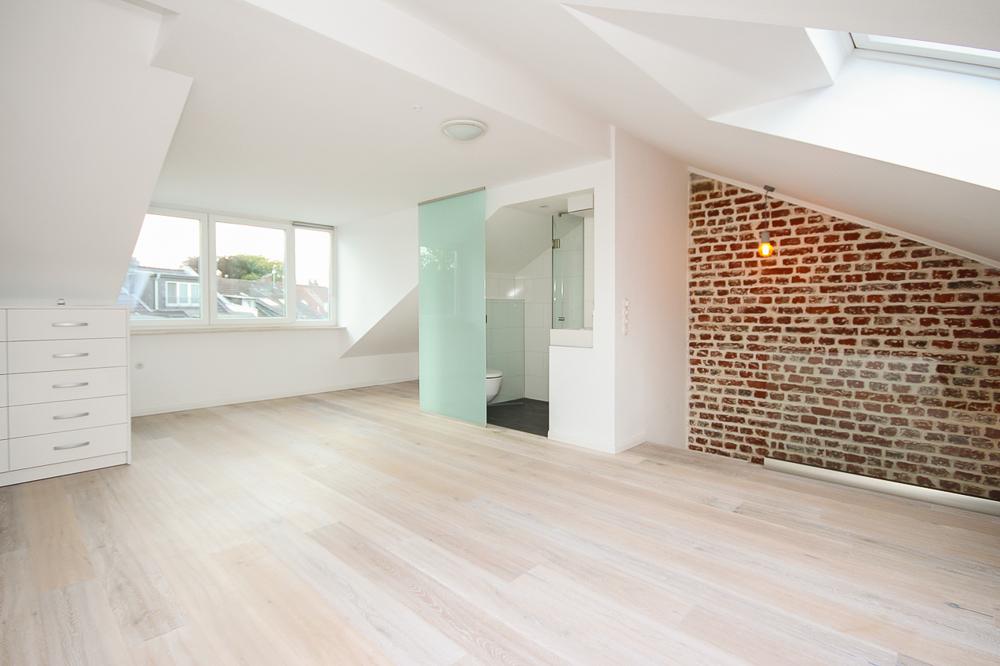 Traumhaftes Dachgeschoss-Loft mit offener Galerie und Einbauküche - Photo 4