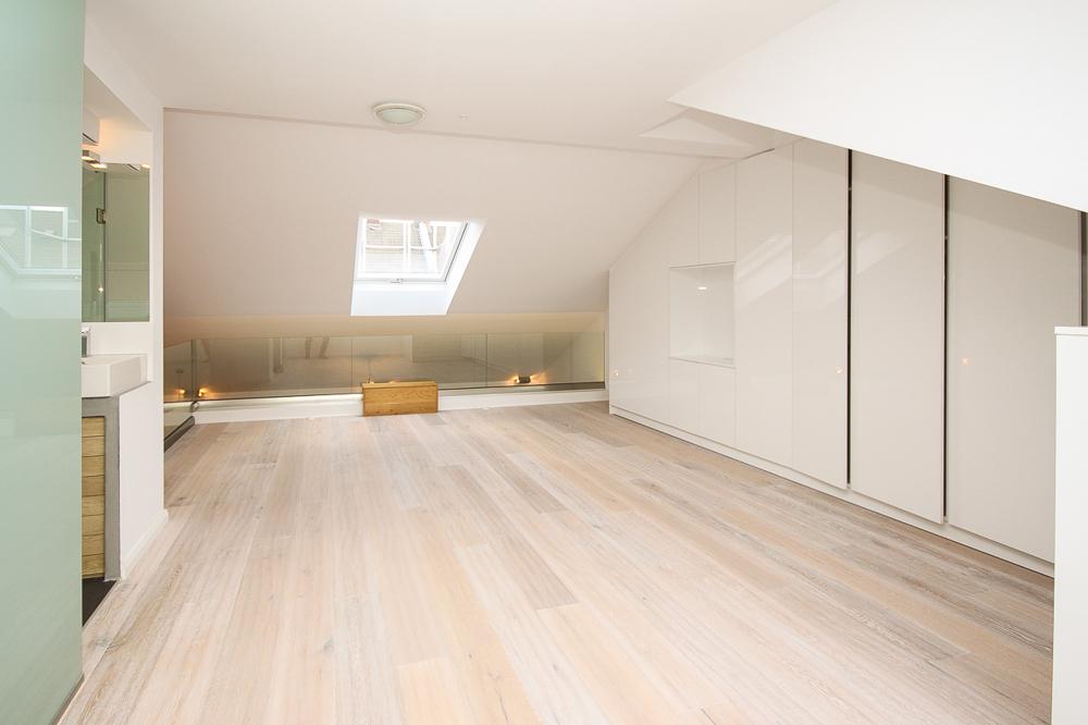 Traumhaftes Dachgeschoss-Loft mit offener Galerie und Einbauküche - Photo 5