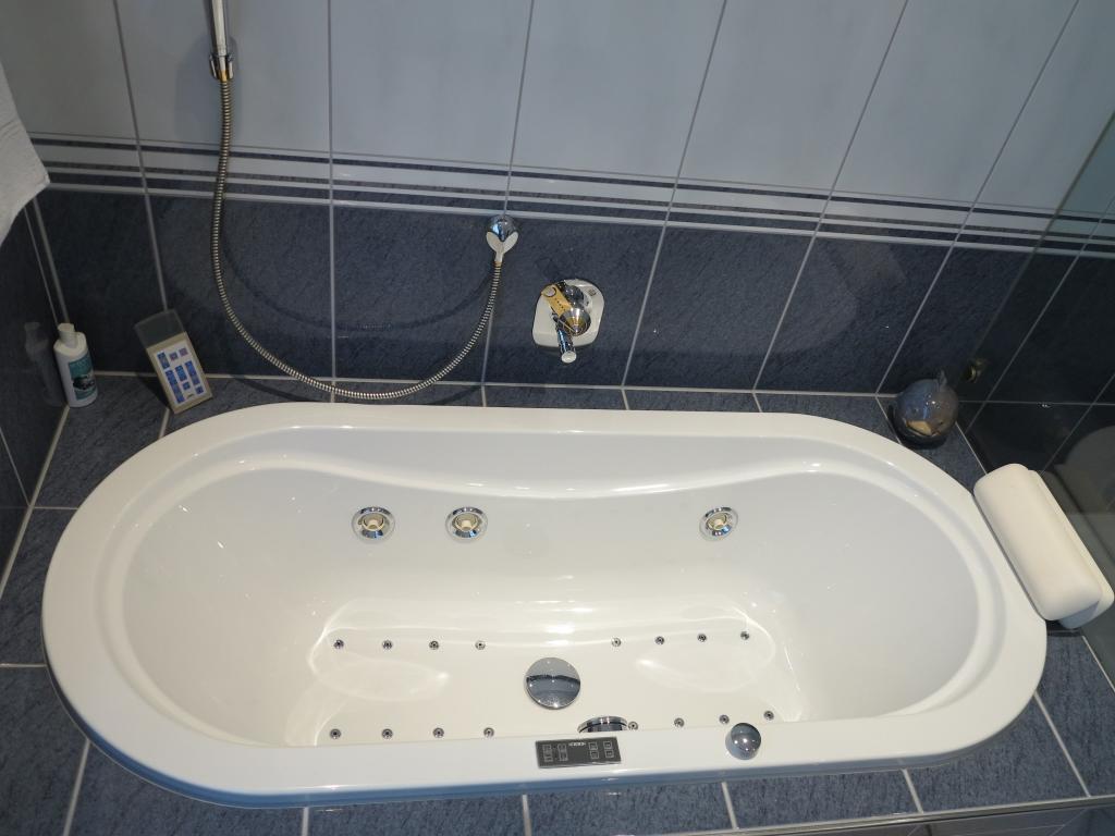 Badewanne mit Massagefunktion