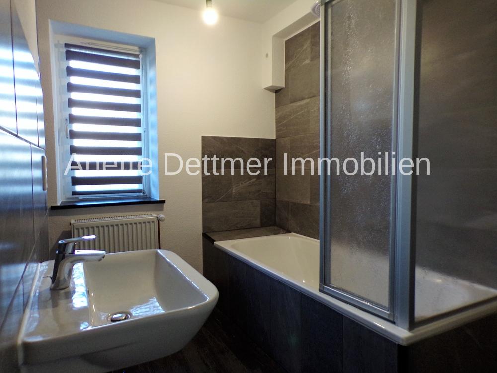 Bad mit Wanne und Dusche