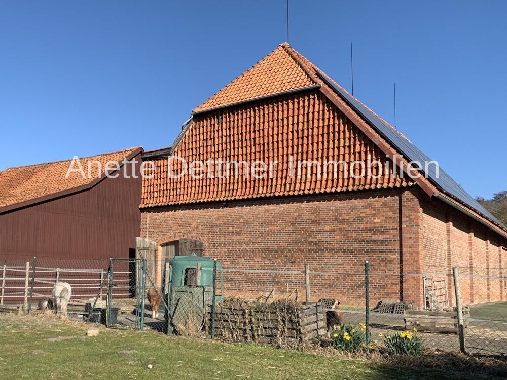 Scheune mit Aufbau der PV-Anlage und Freigehege für Haustiere