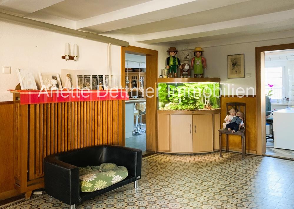 Diele EG mit Zugang zur Küche und Büro