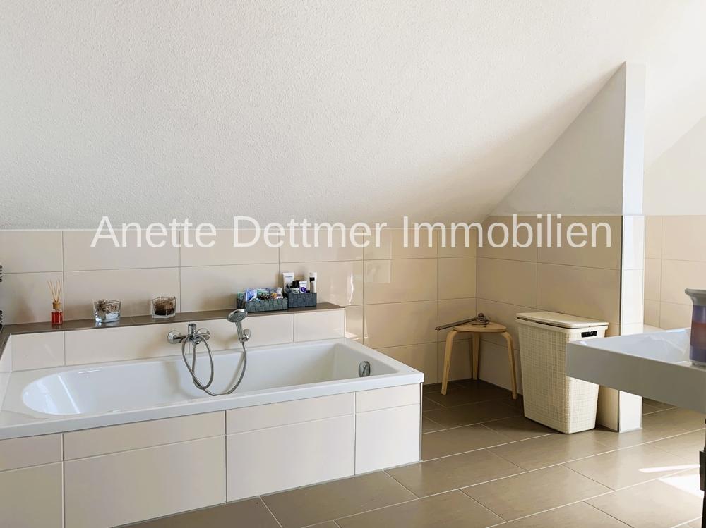 Bad mit Wanne und Duche im DG