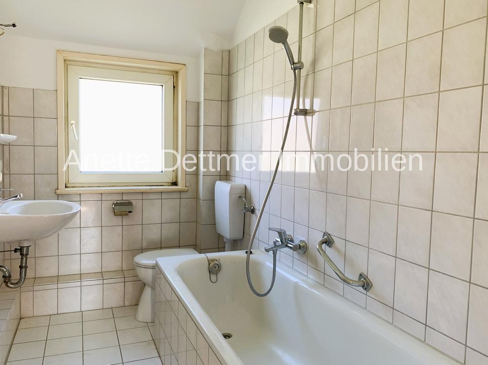 Tageslichtbad mit Wanne